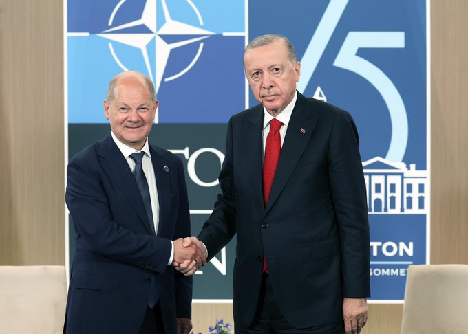 Cumhurbaşkanı Recep Tayyip Erdoğan, NATO Zirvesi kapsamında Almanya Başbakanı Olaf Scholz ile görüştü