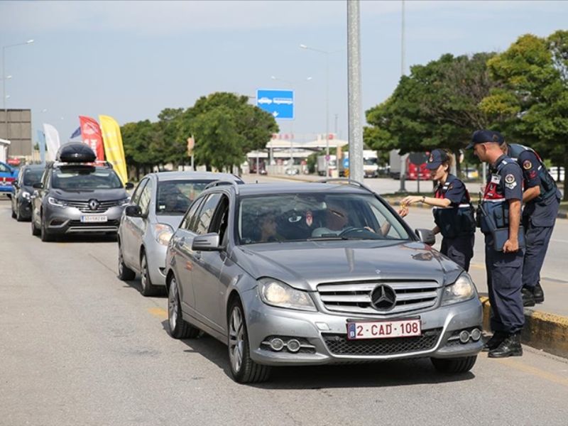 Türkiye'ye Gelen Gurbetçiler Jandarma Tarafından Karşılandı