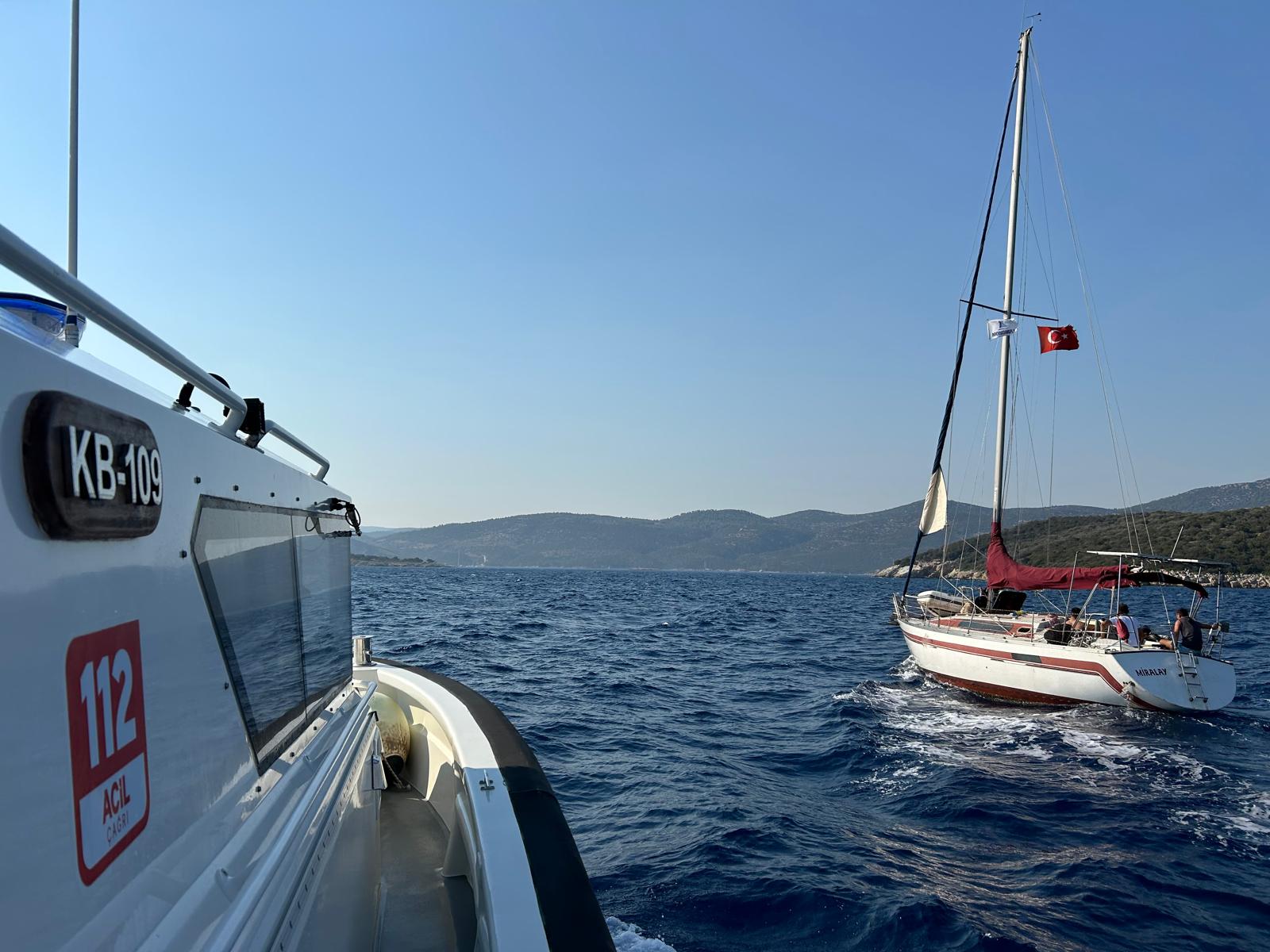 Muğla Bodrum'da Sahil Güvenlik Botları, Yelkenli Tekne İçerisinde 37 Düzensiz Göçmen Yakaladı