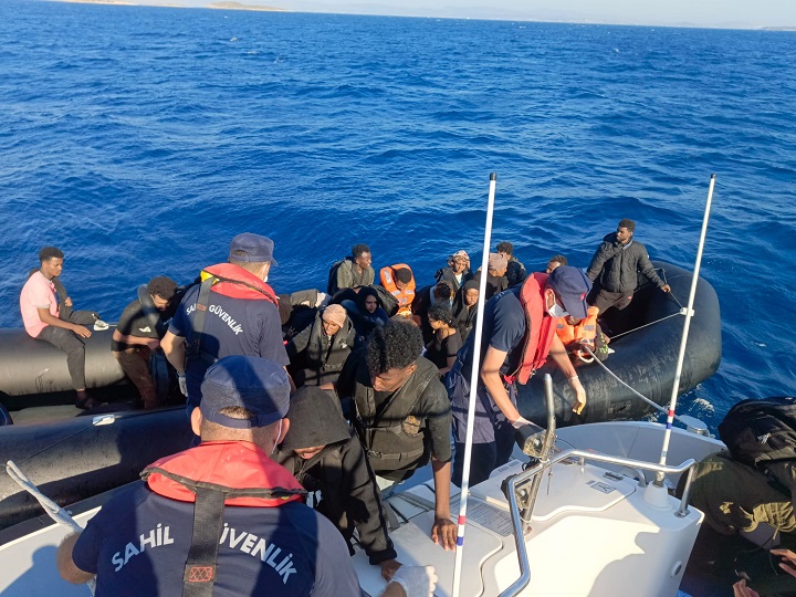 Göçmen Botu Sahil Güvenlik Tarafından Kurtarıldı