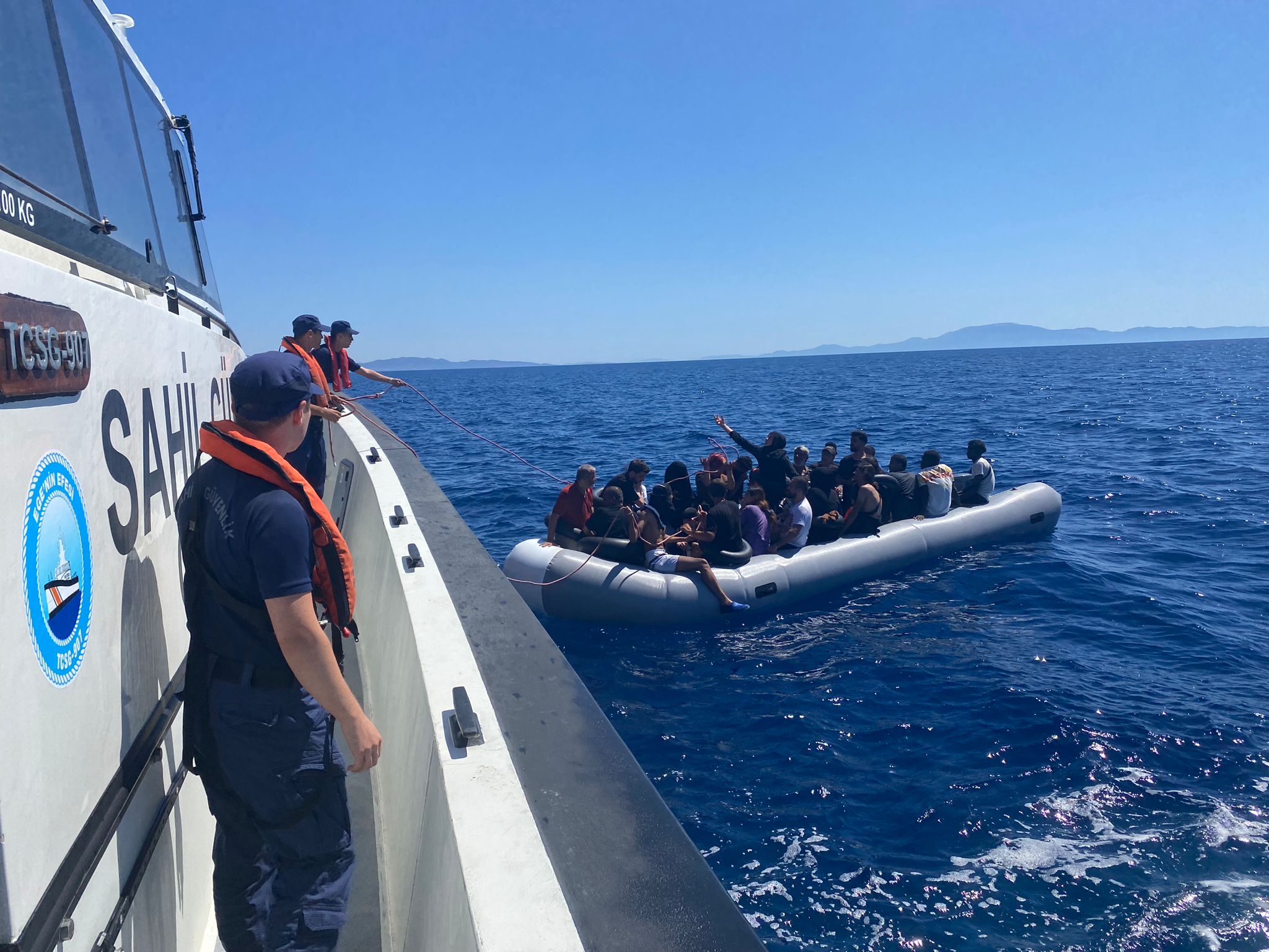 İzmir'in Dikili ilçesi açıklarında 24 düzensiz göçmen kurtarıldı