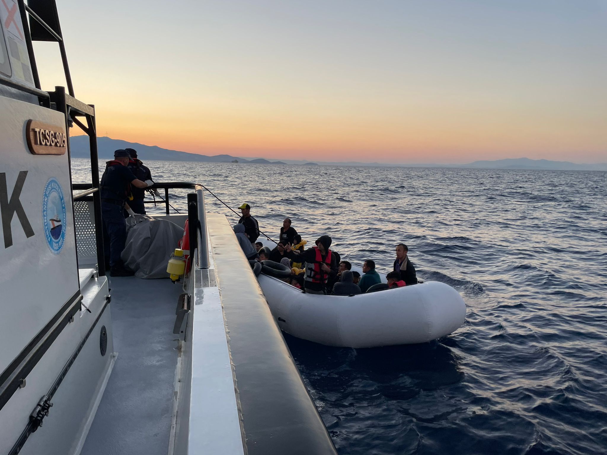 İzmir Dikili'de Düzensiz Göçmenleri Kurtarma Operasyonu