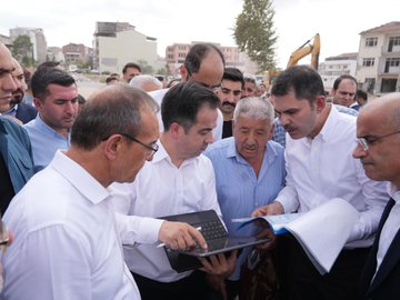 T.C. Çevre, Şehircilik ve İklim Değişikliği Bakanı Murat Kurum, deprem bölgesindeki çalışmalar hakkında açıklamalarda bulundu