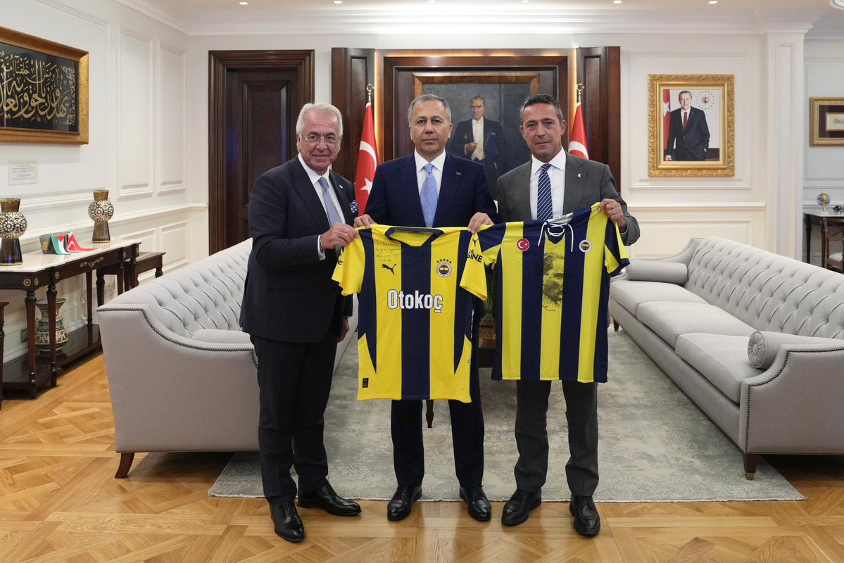 Fenerbahçe Spor Kulübü Başkanı Ali Koç ve Yönetim Kurulu Üyeleri İçişleri Bakanı Ali Yerlikaya'yı Ziyaret Etti