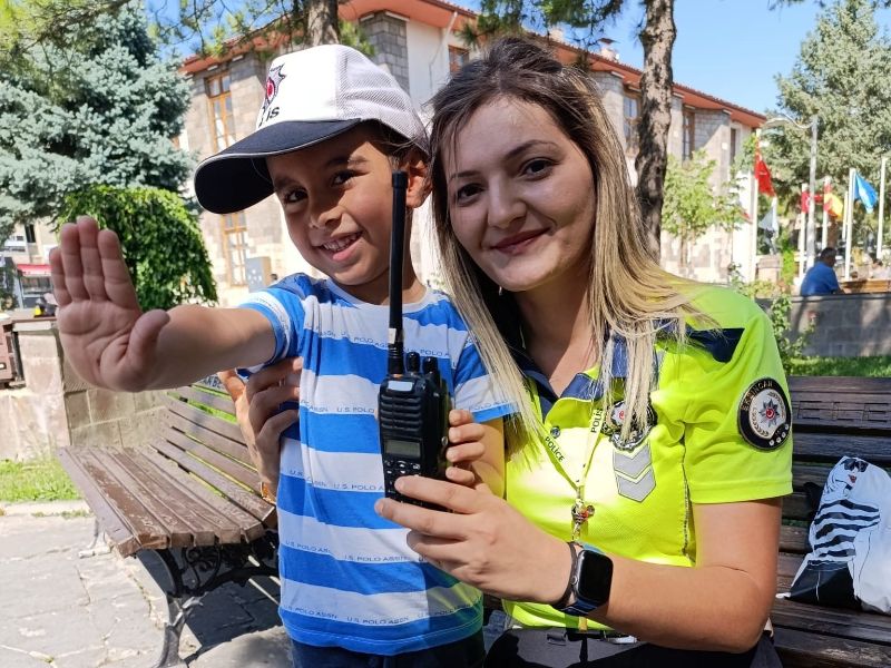 Erzincan'da Çocuğa Polis Ablasından Destek