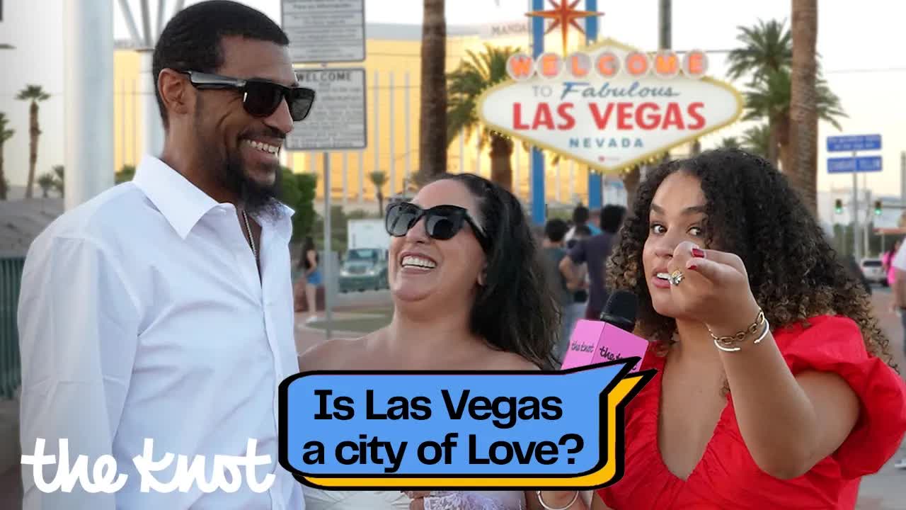 @PlanWithLaur, Las Vegas Strip'te Turistlerle Söyleşi Yapıyor