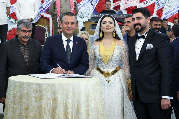 CHP Genel Başkanı Özgür Özel'den Mardin'de Neşeli Bir Düğün