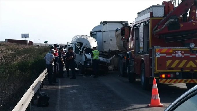 Adana Ceyhan'da Trafik Kazası: Üç Kişi Hayatını Kaybetti, Sekiz Kişi Yaralandı