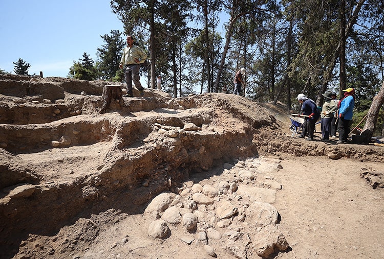 Arkeologlar, Yumuktepe Höyüğü’nde bulunan Hitit Sur Yapısını Araştırıyor