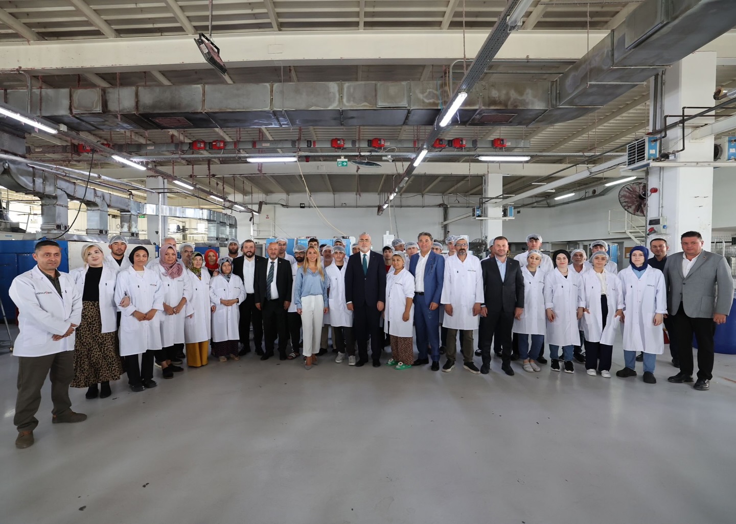 Çalışma ve Sosyal Güvenlik Bakanı Vedat Işıkhan, Arnavutköy'deki Fabrikaları Ziyaret Etti