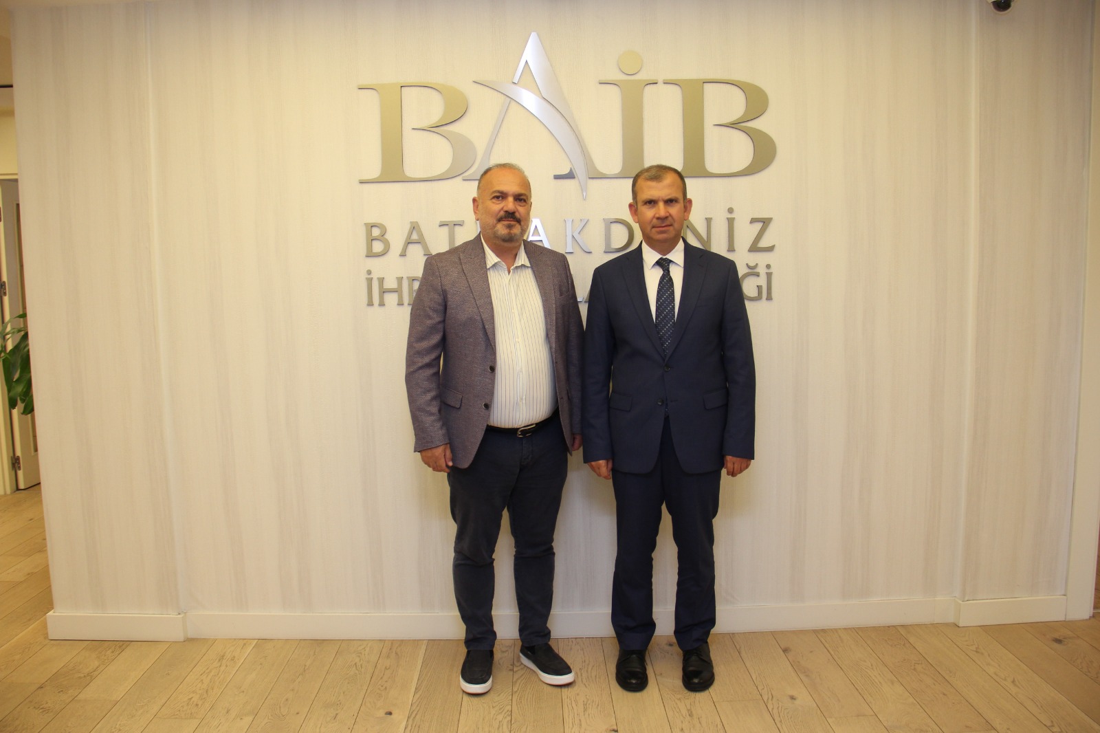 Batı Akdeniz Gümrük ve Dış Ticaret Bölge Müdürü Lütfü Tayfur, Batı Akdeniz İhracatçılar Birliği'ni Ziyaret Etti