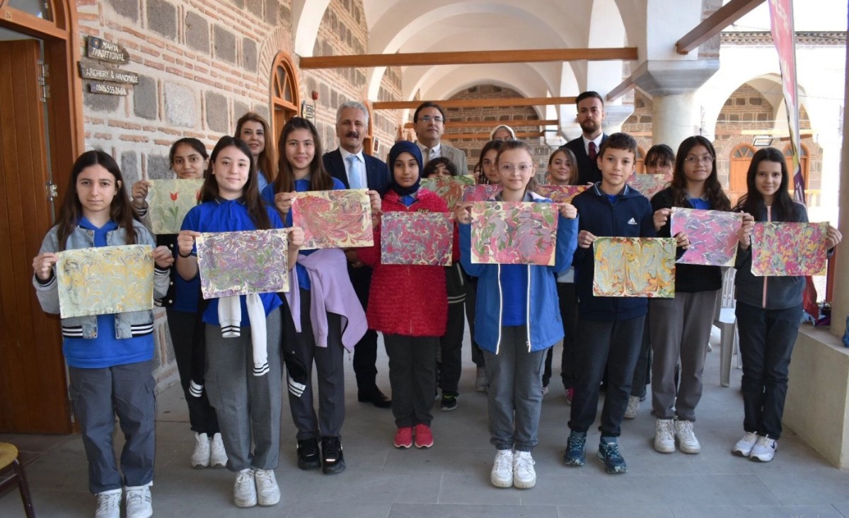 Manisa'daki TOKİ Ortaokulu Öğrencileri Kurşunlu Han'ı Ziyaret Etti