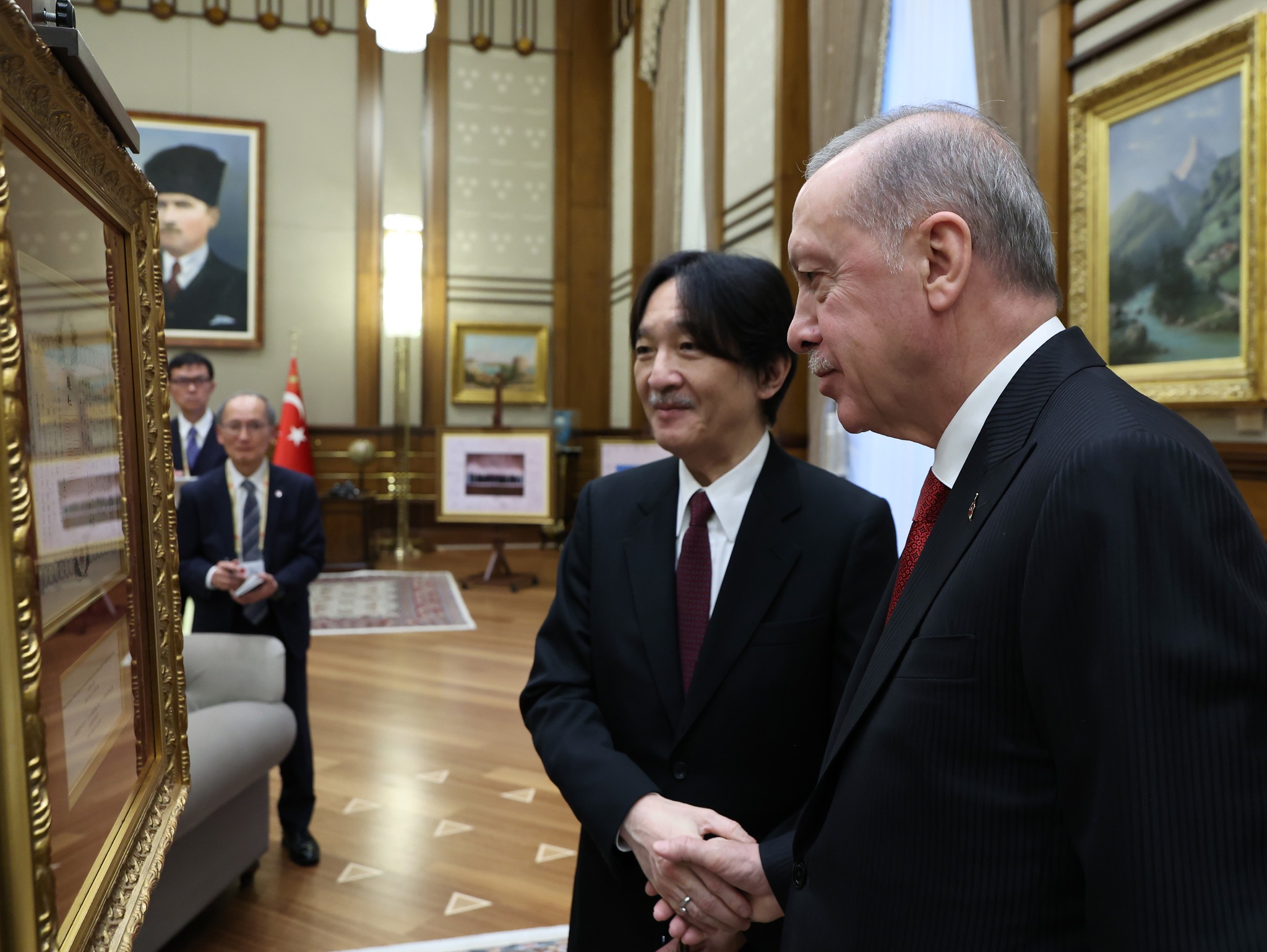 Türkiye Cumhurbaşkanı, Osmanlı Jenerali Pertev Paşa'nın belgesini Japonya Veliaht Prensi'ne hediye etti