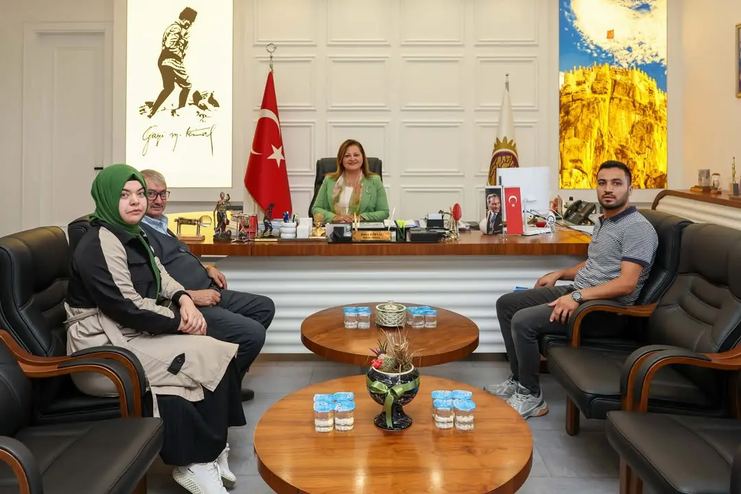 Afyonkarahisar Belediye Başkanı Burcu Köksal, Şehit Babası Lokman Çubuk ve Beraberindekilere Belediyede Misafirperverlik Gösterdi