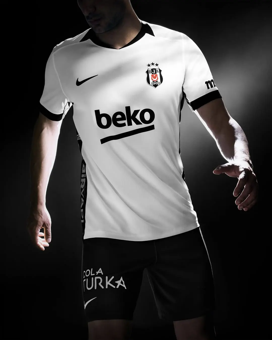 Beşiktaş Spor Kulübü'nün Klasik Kombin Paylaşımı