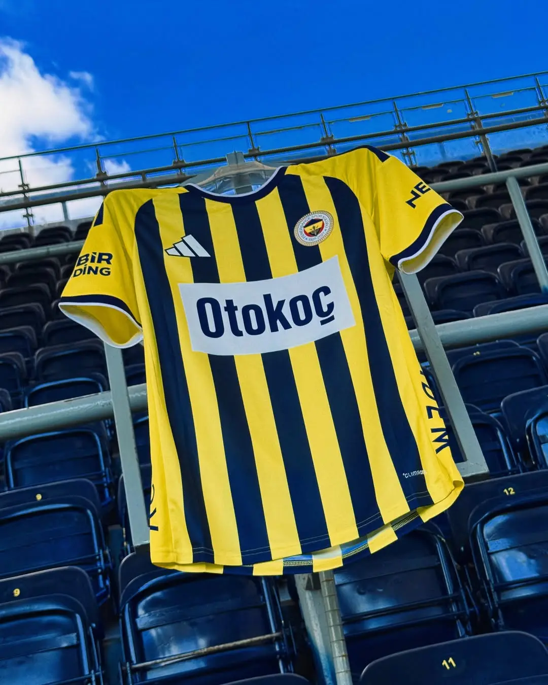 ???????? Bugün @adidasturkiye ve @fenerium iş birliği ile hazırlanan Çubuklu forma, lacivert şort ve konçla...