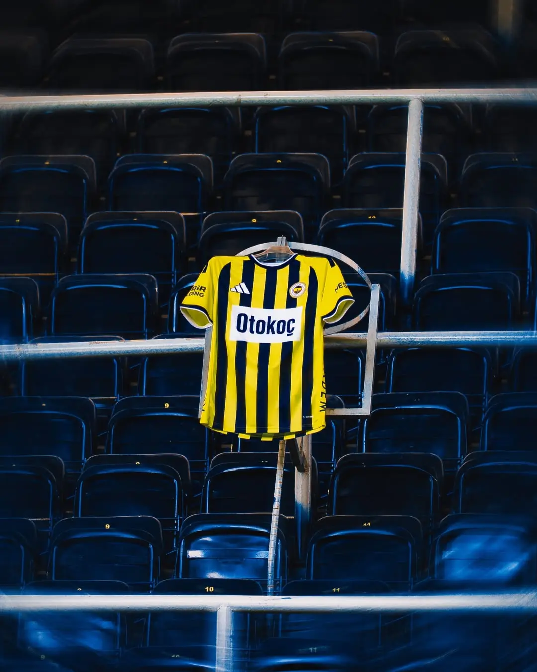 Fenerbahçe'nin Adidas ve Fenerium İş Birliği ile Hazırladığı Çubuklu Forma Sahada!