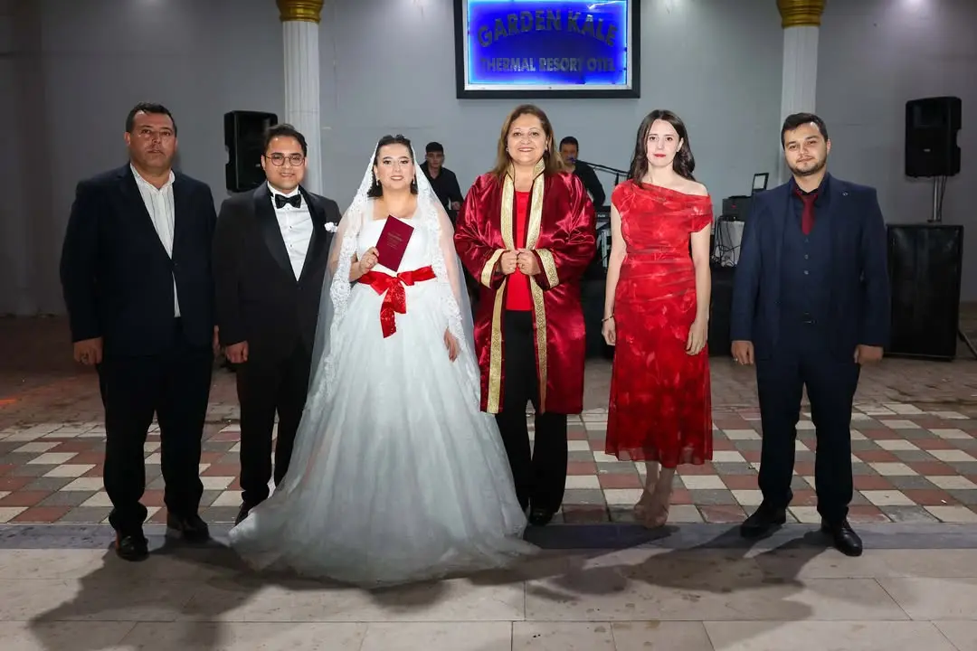 Özlem Özdeniz ve Emre Altuğ Çiftinin Nikah Töreni