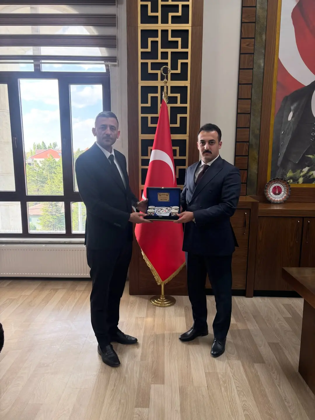 Sinanpaşa Belediye Başkanı Tolga Yıldırım Kaymakam Bünyamin Miroğlu'nu Ziyaret Etti