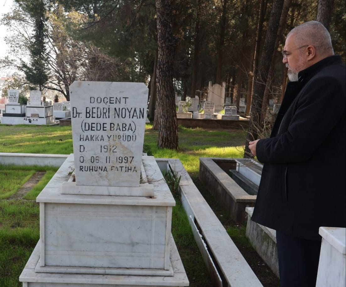 Alevi Bektaşi Kültürüne Adanmış Bir Ziyaret: Bedri Noyan Dedebaba'nın Kabirine Alirıza Özdemir'in Saygısını Görüyor