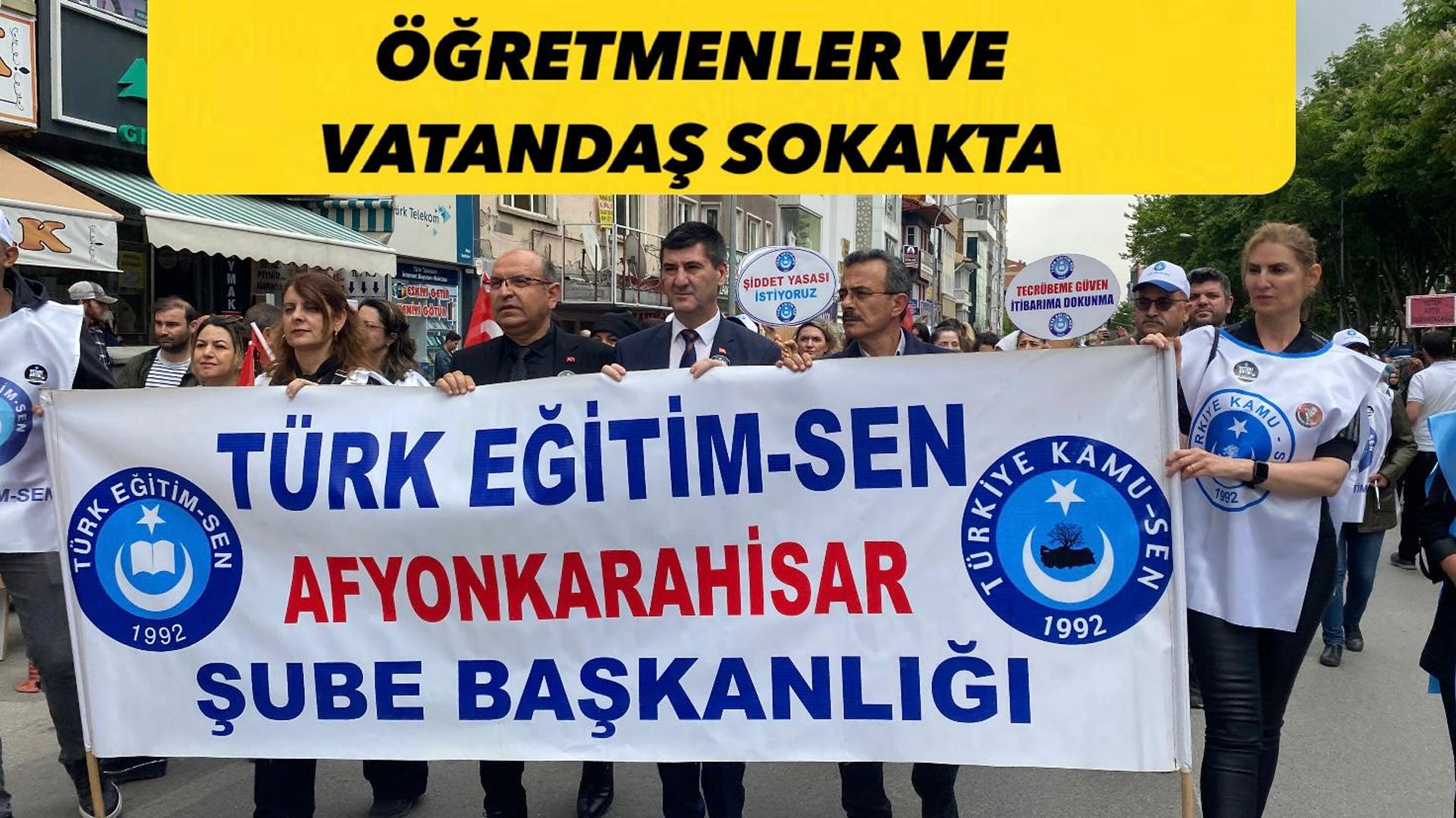 ÖĞRETMENLER VE VATANDAŞ SOKAKTA